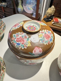 A pair of Chinese capucin-brown-ground famille rose covered bowls with floral design, Yongzheng/Qianlong