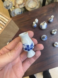 Dertien Chinese blauw-witte miniatuur vazen met floraal decor, Kangxi