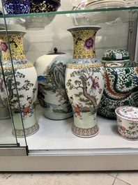 A pair of Chinese famille rose vases, two jars and a box with cover, 19/20th C.