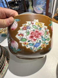 A pair of Chinese capucin-brown-ground famille rose covered bowls with floral design, Yongzheng/Qianlong