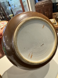 A pair of Chinese capucin-brown-ground famille rose covered bowls with floral design, Yongzheng/Qianlong