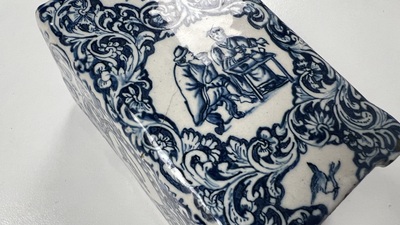 Een rechthoekige blauw-witte Delftse theebus en deksel, 18e eeuw