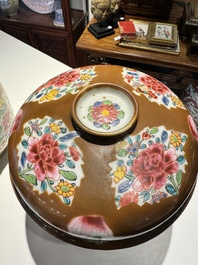 Een paar Chinese famille rose dekselkommen met floraal decor op capucijnbruine fondkleur, Qianlong