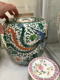 A pair of Chinese famille rose vases, two jars and a box with cover, 19/20th C.