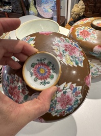 A pair of Chinese capucin-brown-ground famille rose covered bowls with floral design, Yongzheng/Qianlong