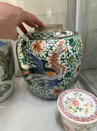 A pair of Chinese famille rose vases, two jars and a box with cover, 19/20th C.