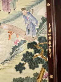 Plaque en porcelaine de Chine famille rose &agrave; d&eacute;cor de huit immortels dans un cadre en bois, 18/19&egrave;me