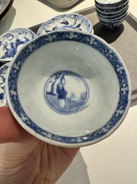 13 tasse et 14 soucoupes en porcelaine de Chine en bleu et blanc &agrave; d&eacute;cor floral et de dragon, Kangxi/Yongzheng