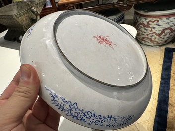 Une assiette et une th&eacute;i&egrave;re en &eacute;maux de Canton &agrave; d&eacute;cor de sc&egrave;ne europ&eacute;enne, Chine Qianlong