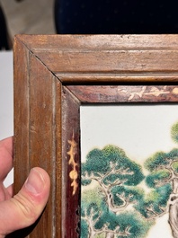 Plaque en porcelaine de Chine famille rose &agrave; d&eacute;cor de deux sages dans la montagne dans un cadre en bois, 18/19&egrave;me