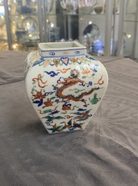 Un vase en porcelaine de Chine en blanc monochrome et deux vases &agrave; d&eacute;cor de 'dragon', marque de Jiajing et Wanli, 19/20&egrave;me