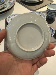 13 tasse et 14 soucoupes en porcelaine de Chine en bleu et blanc &agrave; d&eacute;cor floral et de dragon, Kangxi/Yongzheng