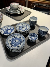 13 Chinese blauw-witte kopjes en 14 schotels met figuren- en drakendecor, Kangxi/Yongzheng