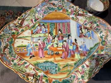 Een zeer uitgebreid Chinees Canton famille rose 81-delig servies, 19e eeuw
