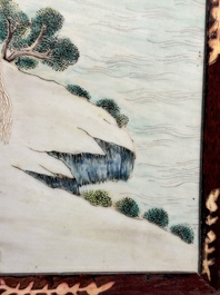 Een Chinese famille rose plaquette met 'twee geleerden in de bergen' met houten lijst, 18/19e eeuw
