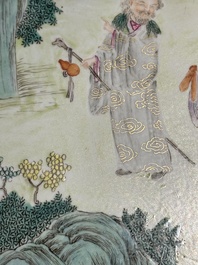 Plaque en porcelaine de Chine famille rose &agrave; d&eacute;cor de huit immortels dans un cadre en bois, 18/19&egrave;me