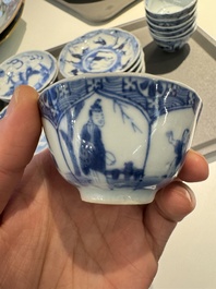 13 tasse et 14 soucoupes en porcelaine de Chine en bleu et blanc &agrave; d&eacute;cor floral et de dragon, Kangxi/Yongzheng