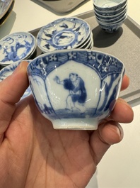 13 Chinese blauw-witte kopjes en 14 schotels met figuren- en drakendecor, Kangxi/Yongzheng