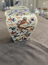 Un vase en porcelaine de Chine en blanc monochrome et deux vases &agrave; d&eacute;cor de 'dragon', marque de Jiajing et Wanli, 19/20&egrave;me