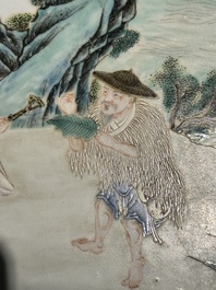 Plaque en porcelaine de Chine famille rose &agrave; d&eacute;cor de deux sages dans la montagne dans un cadre en bois, 18/19&egrave;me