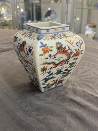 Un vase en porcelaine de Chine en blanc monochrome et deux vases &agrave; d&eacute;cor de 'dragon', marque de Jiajing et Wanli, 19/20&egrave;me
