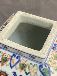 Un vase en porcelaine de Chine en blanc monochrome et deux vases &agrave; d&eacute;cor de 'dragon', marque de Jiajing et Wanli, 19/20&egrave;me