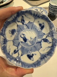 13 tasse et 14 soucoupes en porcelaine de Chine en bleu et blanc &agrave; d&eacute;cor floral et de dragon, Kangxi/Yongzheng