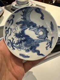 13 tasse et 14 soucoupes en porcelaine de Chine en bleu et blanc &agrave; d&eacute;cor floral et de dragon, Kangxi/Yongzheng