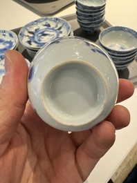 13 Chinese blauw-witte kopjes en 14 schotels met figuren- en drakendecor, Kangxi/Yongzheng