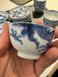 13 Chinese blauw-witte kopjes en 14 schotels met figuren- en drakendecor, Kangxi/Yongzheng