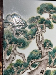 Plaque en porcelaine de Chine famille rose &agrave; d&eacute;cor de deux sages dans la montagne dans un cadre en bois, 18/19&egrave;me