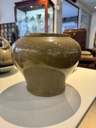 Pot en porcelaine de Chine de type ge aux couvercle et socle en bois, 19&egrave;me