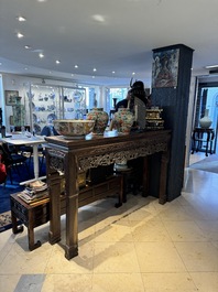 Grande console de type 'tiaoan' en bois de jichimu sculpt&eacute; &agrave; d&eacute;cor de lingzhi et chilong, Chine, 19/20&egrave;me