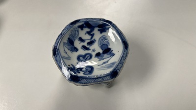 Vijf Chinese blauw-witte zoutvaten en een sprenkelaar met koperen monturen, Kangxi/Jiaqing