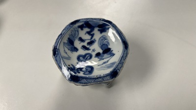 Cinq salerons en porcelaine de Chine en bleu et blanc et un aspersoir &agrave; monture en cuivre, Kangxi/Jiaqing