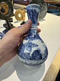 Deux paires de vases en porcelaine du Japon en bleu et blanc &agrave; d&eacute;cor de personnages dans un paysage, Edo, 17&egrave;me