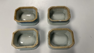 Cinq salerons en porcelaine de Chine en bleu et blanc et un aspersoir &agrave; monture en cuivre, Kangxi/Jiaqing