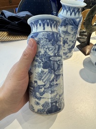 Deux paires de vases en porcelaine du Japon en bleu et blanc &agrave; d&eacute;cor de personnages dans un paysage, Edo, 17&egrave;me