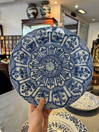 Vier Chinese blauw-witte schotels met floraal decor, Kangxi/Yongzheng