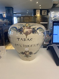 Pot de tabac en faience polychrome &agrave; inscription 'St. Vincent', France, 18&egrave;me