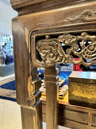Grande console de type 'tiaoan' en bois de jichimu sculpt&eacute; &agrave; d&eacute;cor de lingzhi et chilong, Chine, 19/20&egrave;me