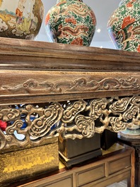 Grande console de type 'tiaoan' en bois de jichimu sculpt&eacute; &agrave; d&eacute;cor de lingzhi et chilong, Chine, 19/20&egrave;me