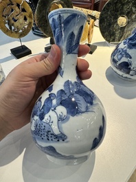 Deux paires de vases en porcelaine du Japon en bleu et blanc &agrave; d&eacute;cor de personnages dans un paysage, Edo, 17&egrave;me