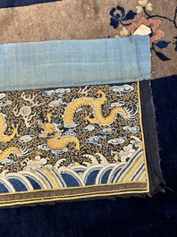 Een Chinese met goud- en zilverdraad geborduurde zijden doek met draken, Qing