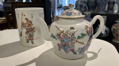 Een Chinese famille rose theepot en een 'Wu Shuang Pu' penselenbeker, Daoguang merk en periode