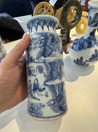 Deux paires de vases en porcelaine du Japon en bleu et blanc &agrave; d&eacute;cor de personnages dans un paysage, Edo, 17&egrave;me