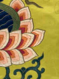 Drie Chinese geborduurde zijden doeken met figuratieve decors, 19/20e eeuw