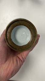 Cinq salerons en porcelaine de Chine en bleu et blanc et un aspersoir &agrave; monture en cuivre, Kangxi/Jiaqing