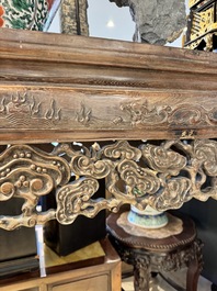 Grande console de type 'tiaoan' en bois de jichimu sculpt&eacute; &agrave; d&eacute;cor de lingzhi et chilong, Chine, 19/20&egrave;me