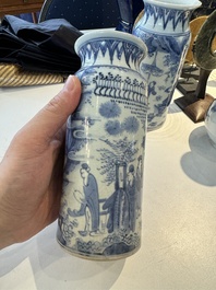 Deux paires de vases en porcelaine du Japon en bleu et blanc &agrave; d&eacute;cor de personnages dans un paysage, Edo, 17&egrave;me